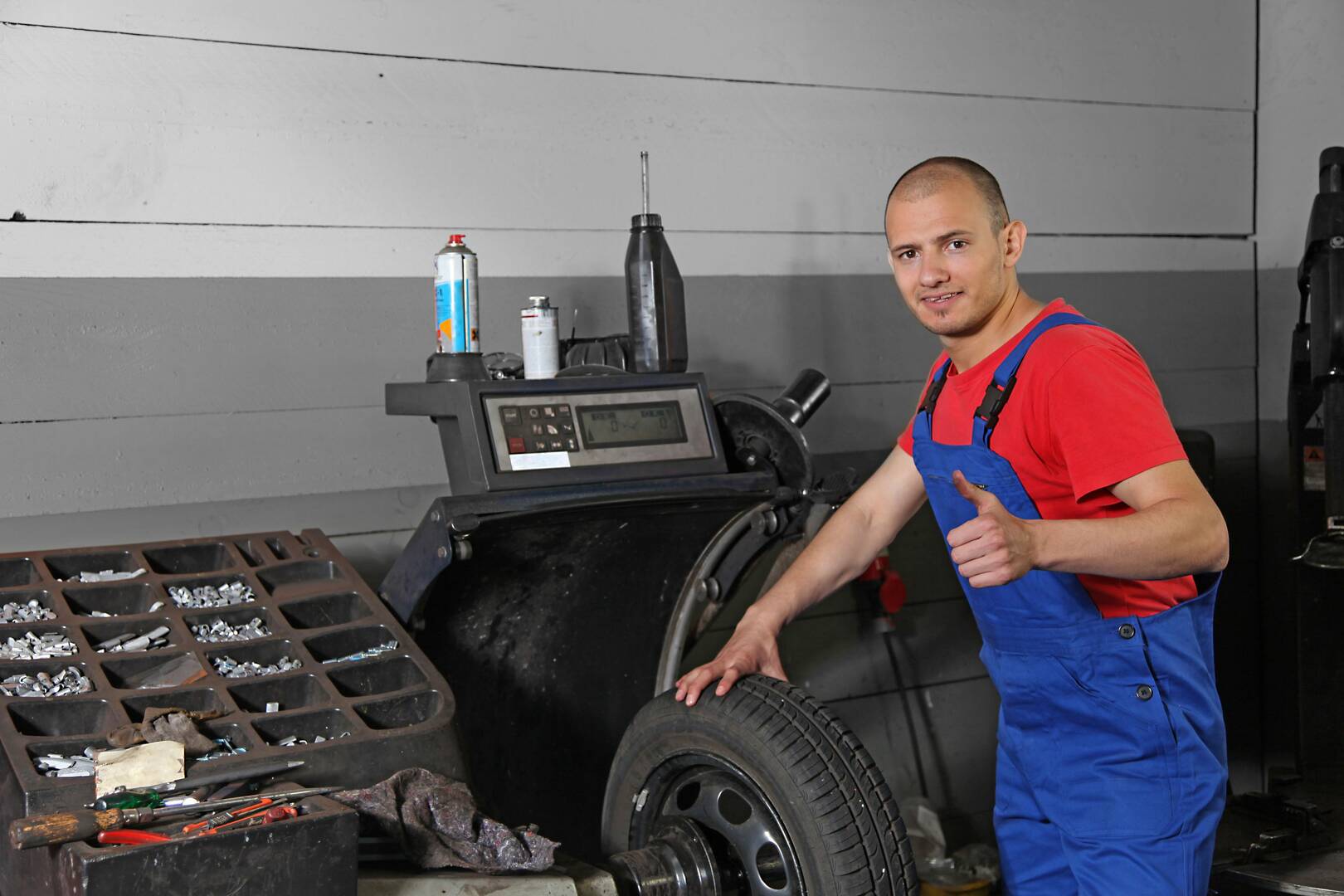 Lee & Thomas Auto Electrical & Battery World logo