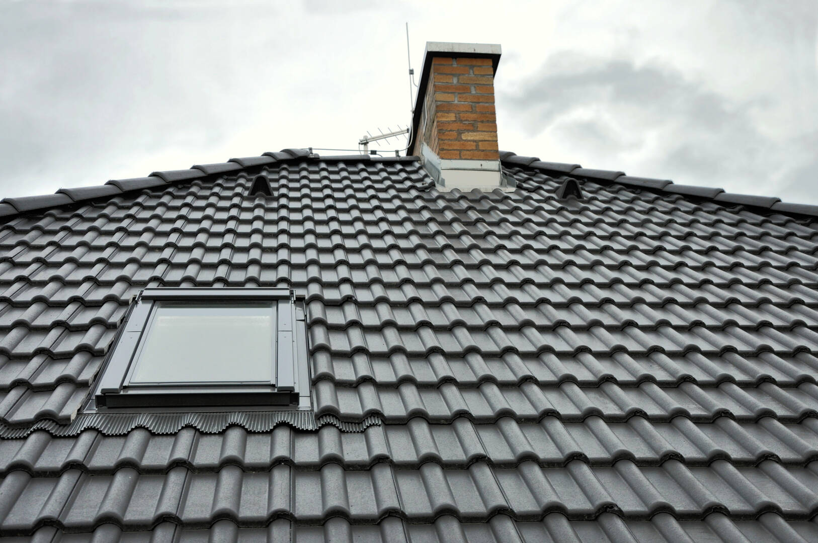 Diversified Roofing logo