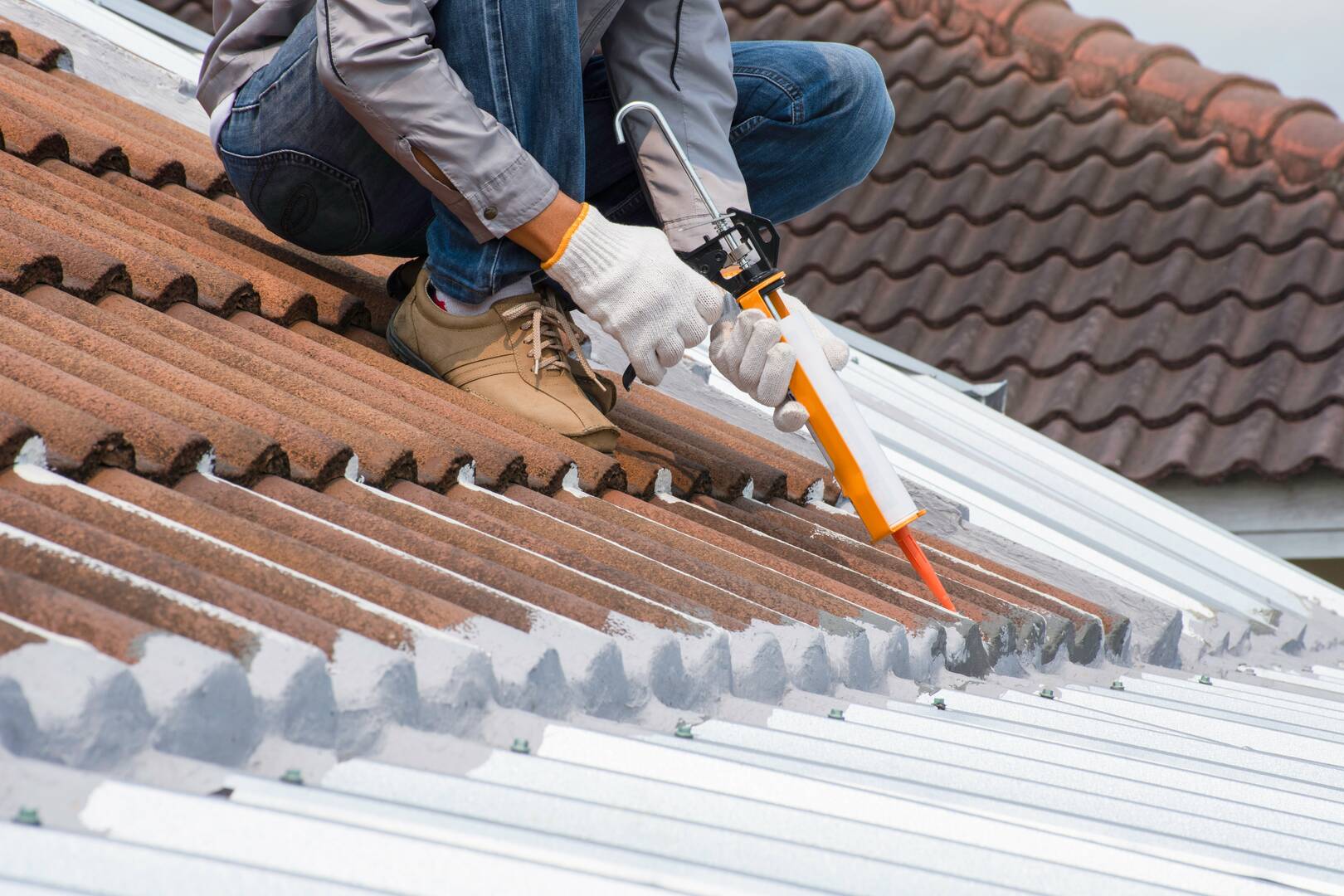 Rayne Roofing logo